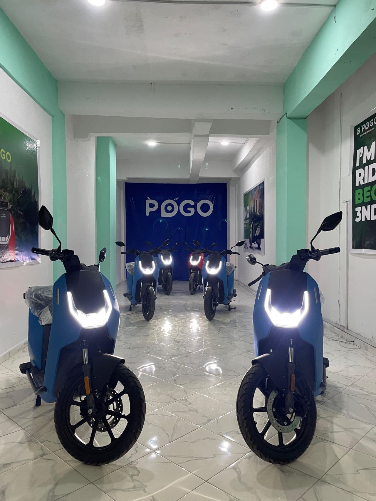 location rent renting scooters motos Intérieur de la boutique POGO Agadir