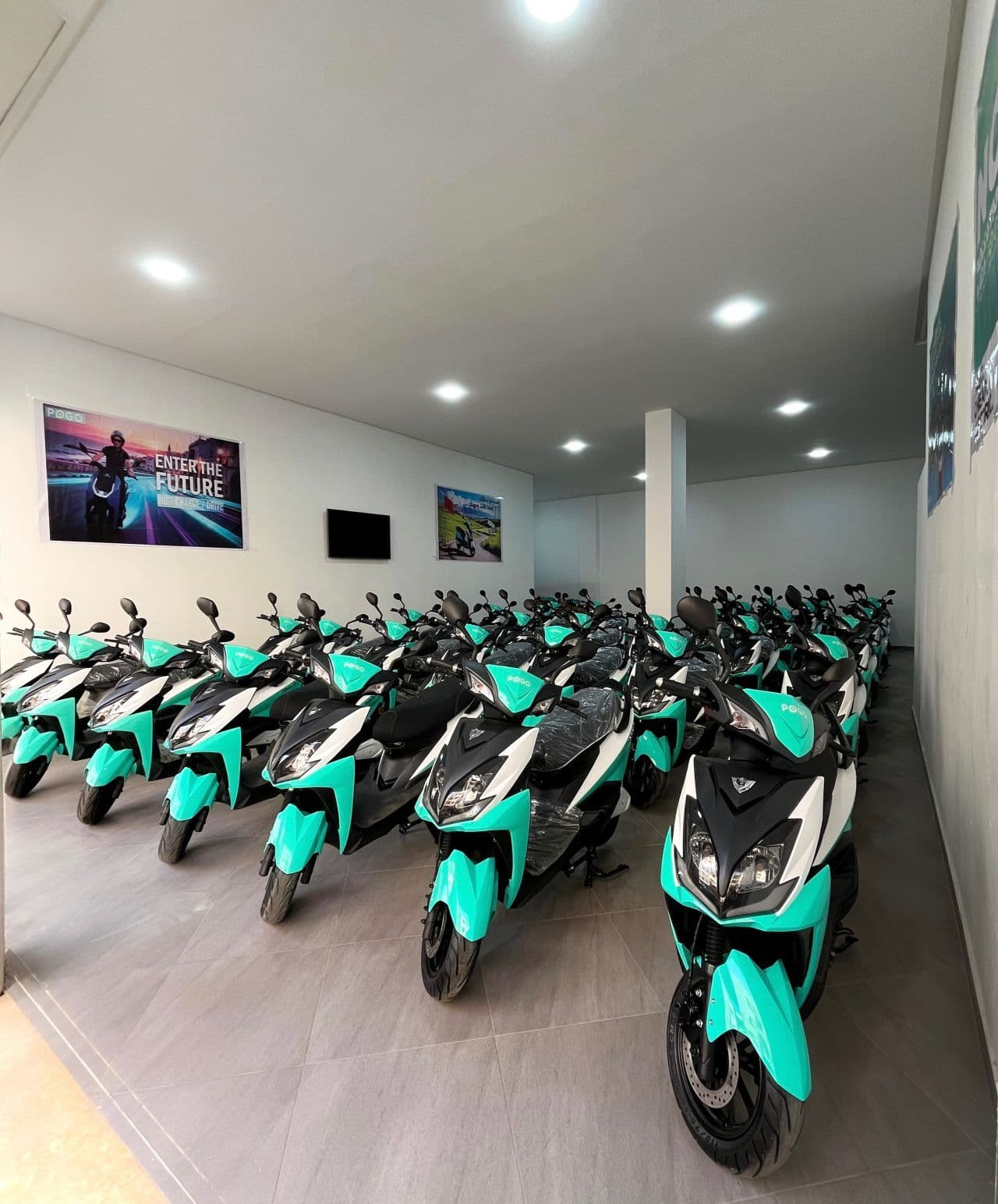 location rent renting scooters motos Showroom POGO Tanger — grande flotte de scooters électriques